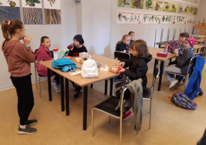Uczniowie jedzą w sali ośrodka edukacji